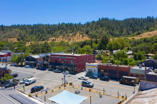 $995,000 | 21020 Redwood Highway, Geyserville, CA 95441