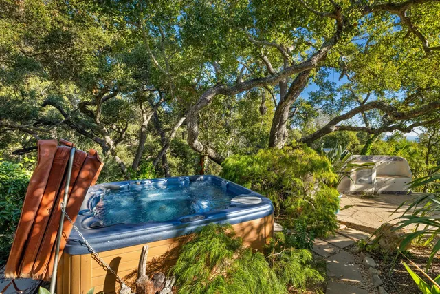 a view of a backyard