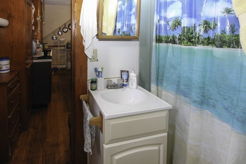 68 Bemis Road Fitchburg, MA 01420 - Photo 4 of 21 a utility room with dryer and washer