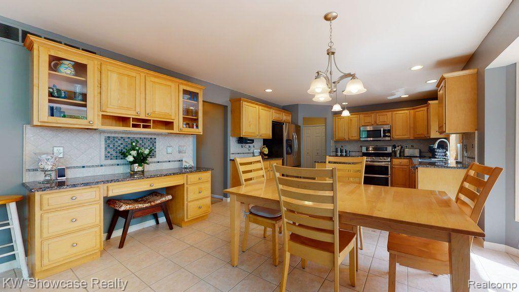 917 Rambling Drive Rochester Hills, MI 48307 - Photo 5 of 47