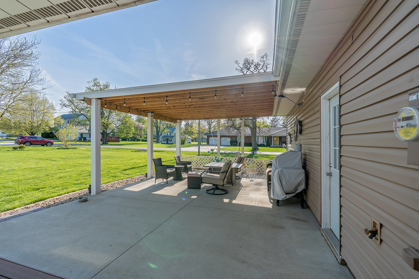 902 Warren Street Chenoa, IL 61726 - Photo 11 of 36 a view of a patio with garden