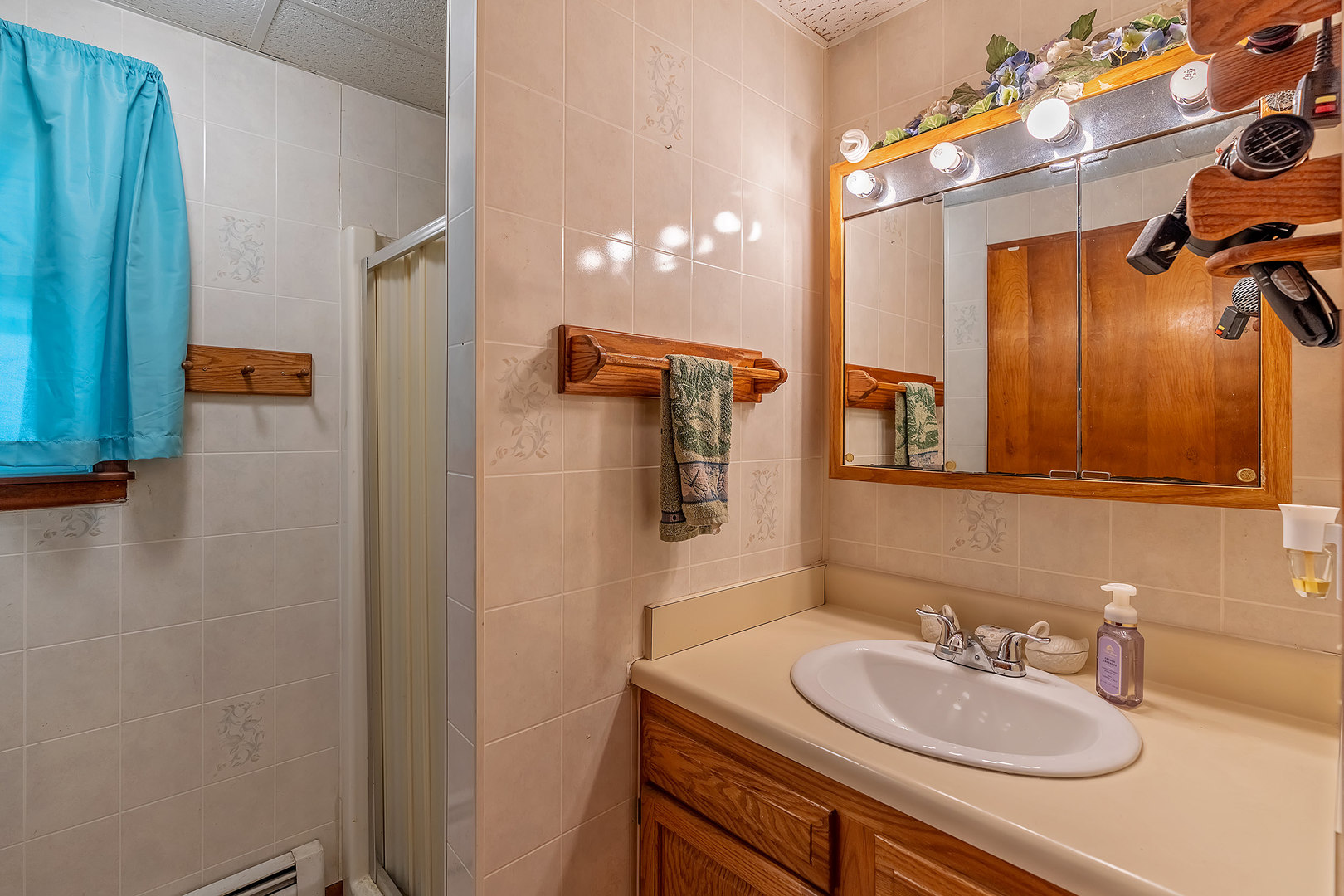 902 Warren Street Chenoa, IL 61726 - Photo 24 of 36 a bathroom with a sink double vanity and a mirror
