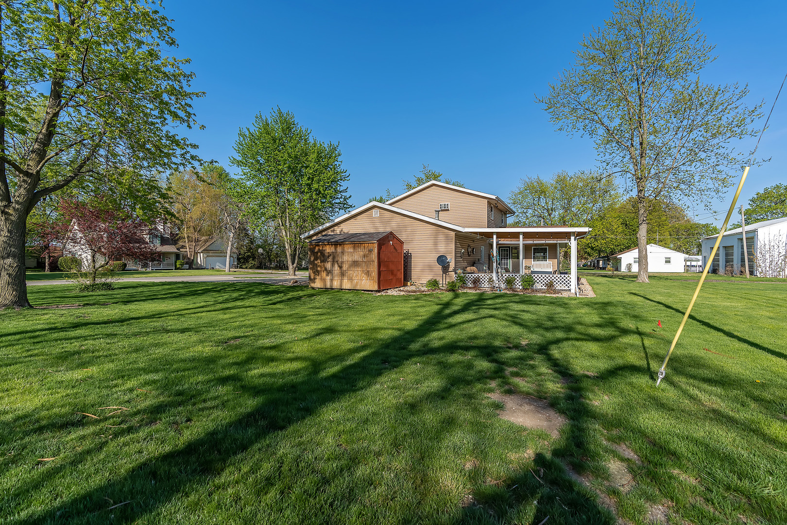 902 Warren Street Chenoa, IL 61726 - Photo 5 of 36 a white house with a big yard and large trees