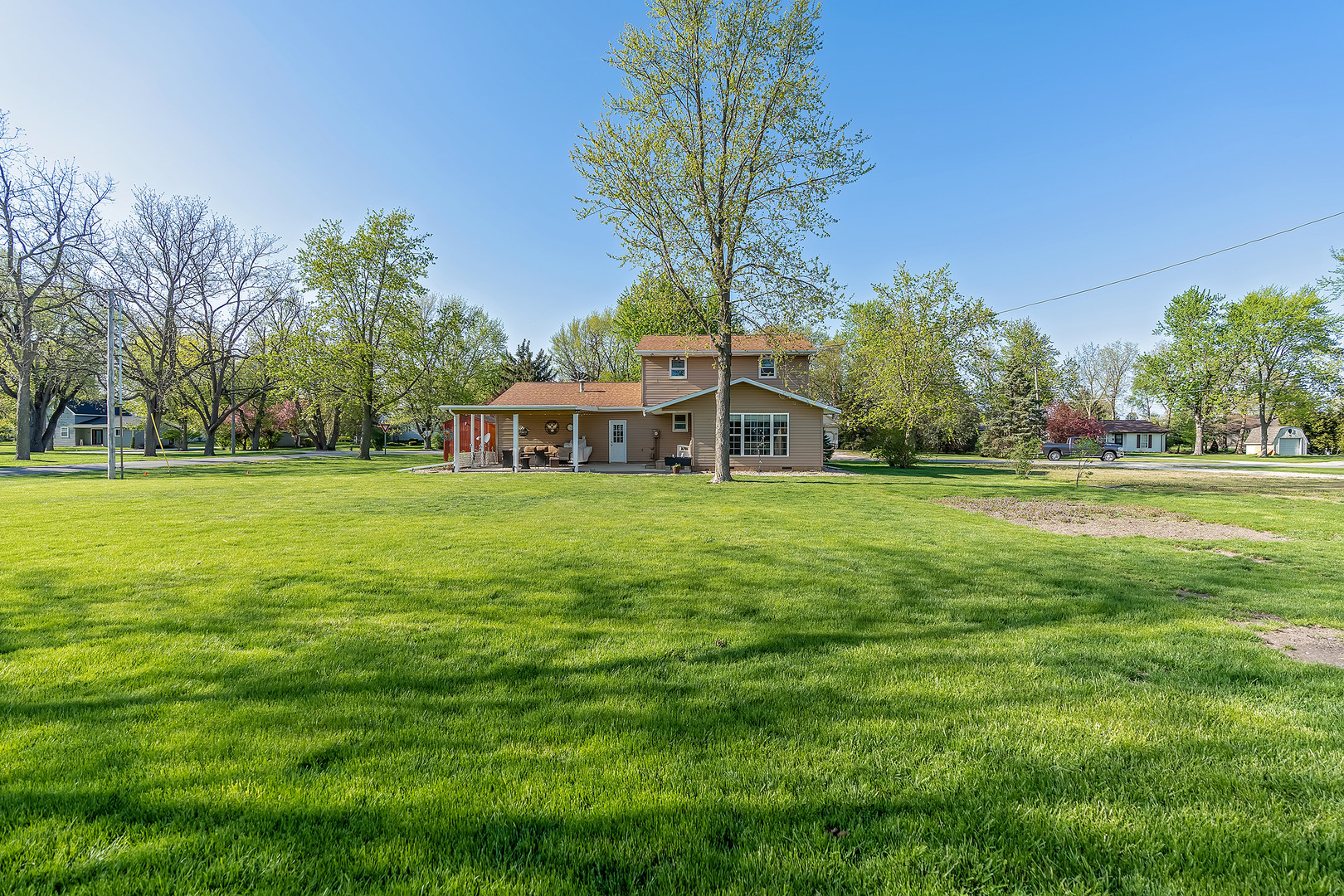 902 Warren Street Chenoa, IL 61726 - Photo 7 of 36 a view of a house with a big yard
