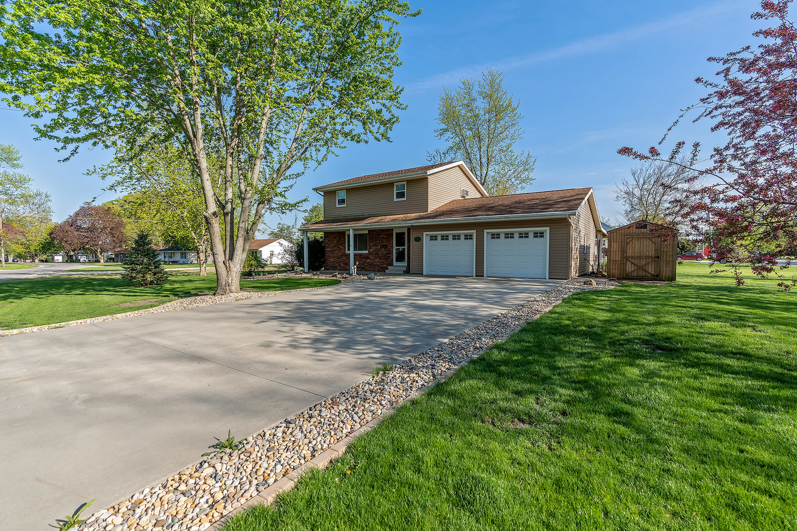 902 Warren Street Chenoa, IL 61726 - Photo 9 of 36 a front view of a house with a garden