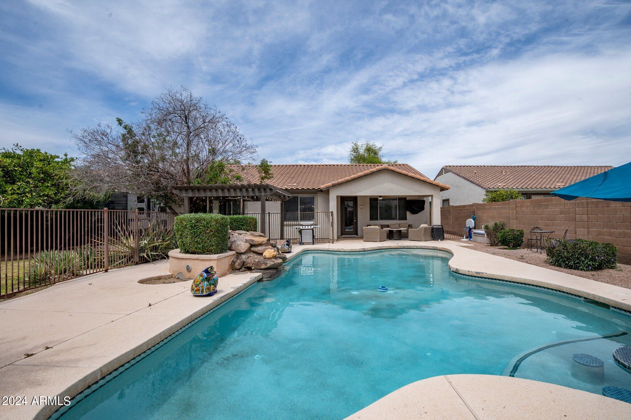 2205 West Harwell Rd. Phoenix, AZ 85041 - Photo 2 of 43 37-web-or-mls-_TMR9519