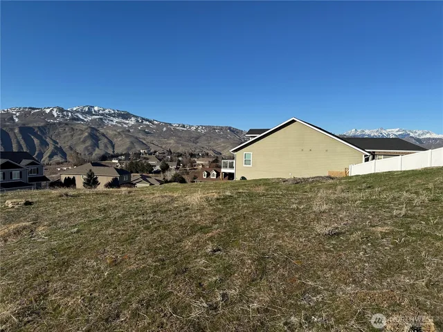 a view of a dry yard with an outdoor space