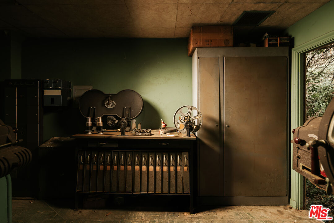 10934 Bellagio Road Los Angeles, CA 90077 - Photo 37 of 47