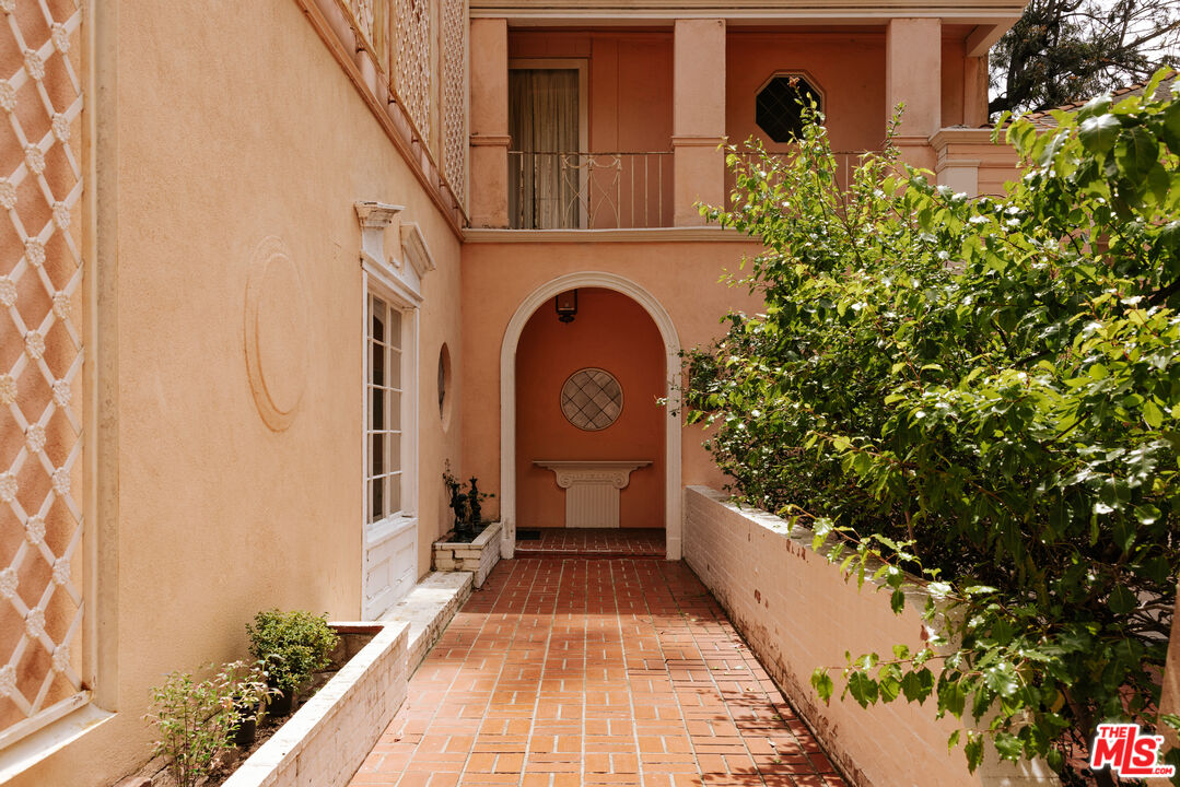 10934 Bellagio Road Los Angeles, CA 90077 - Photo 38 of 47