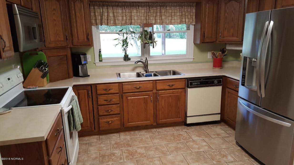 303 North Hampton Road Wilmington, NC 28409 - Photo 4 of 18 4 Kitchen