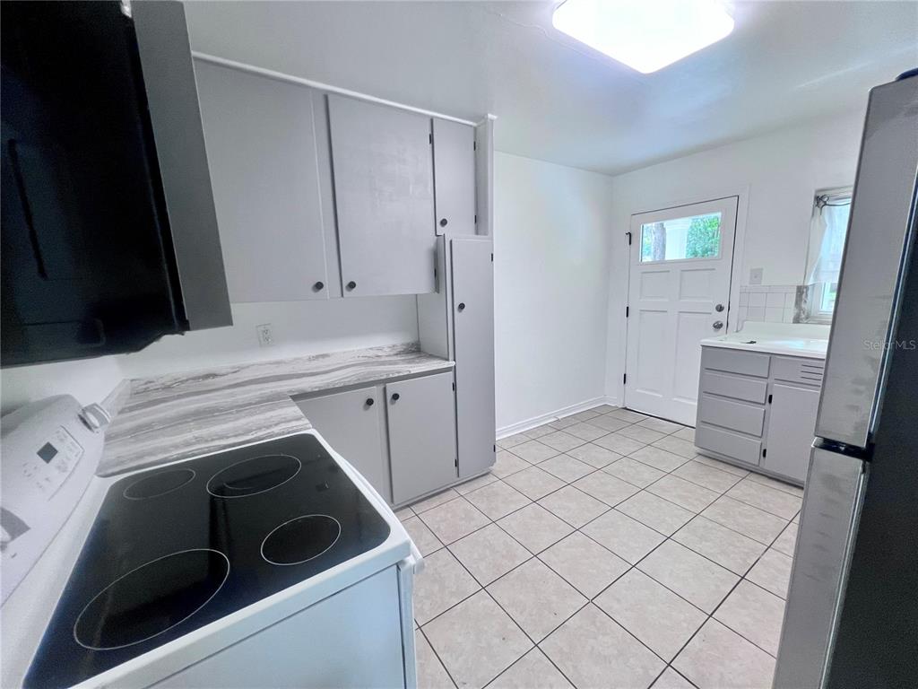 2707 Northwest 4th Avenue Gainesville, FL 32607 - Photo 5 of 31 a utility room with dryer and washer