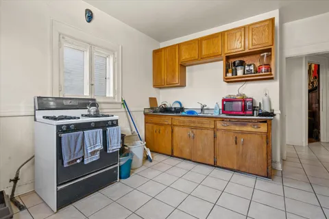 $299,000 | 518 East Lloyd Street, Unit 520, Milwaukee, WI 53212