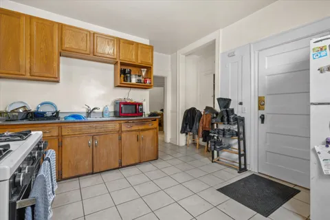 $299,000 | 518 East Lloyd Street, Unit 520, Milwaukee, WI 53212
