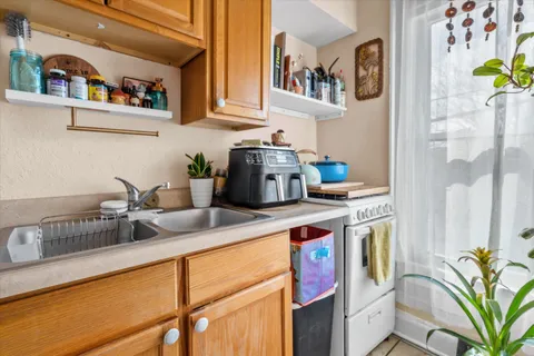 $299,000 | 518 East Lloyd Street, Unit 520, Milwaukee, WI 53212