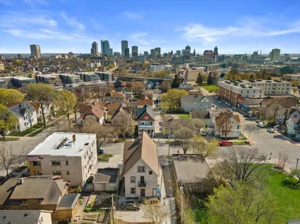 $299,000 | 518 East Lloyd Street, Unit 520, Milwaukee, WI 53212