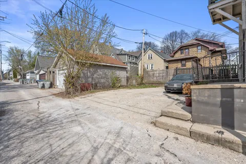 $299,000 | 518 East Lloyd Street, Unit 520, Milwaukee, WI 53212