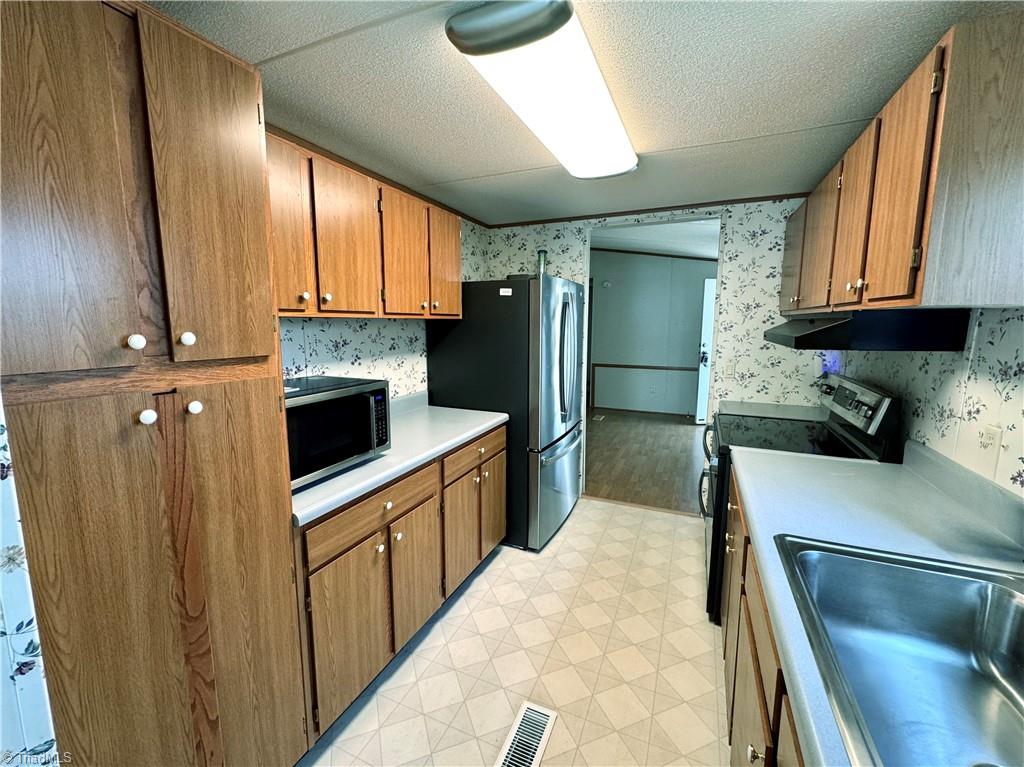 196 Guilford Road Harmony, NC 28634 - Photo 7 of 29