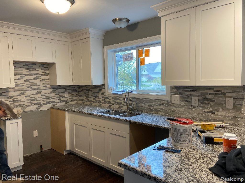 604 6th Street Fenton, MI 48430 - Photo 7 of 13 ANOTHER EXAMPLE OF WHAT YOU CAN DO IN YOUR KITCHEN*BACKSPLASH IS AN OPTION*