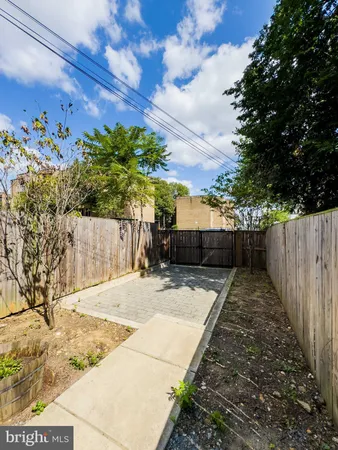a view of a backyard