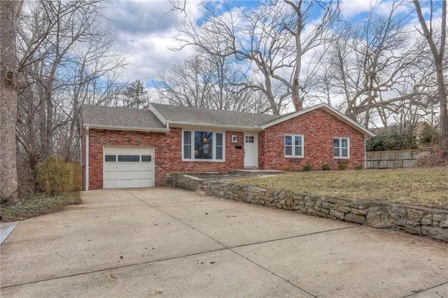 $325,000 | 5841 Blackhoof Trail, Merriam, KS 66203