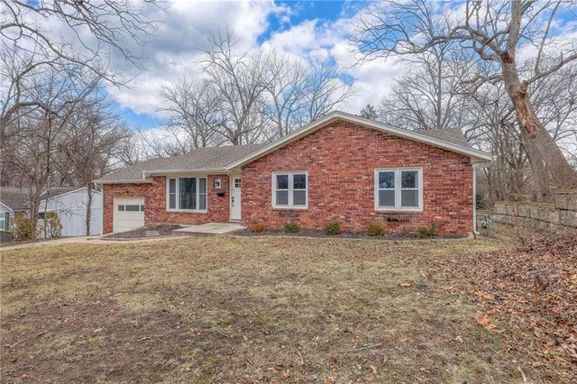 $325,000 | 5841 Blackhoof Trail, Merriam, KS 66203