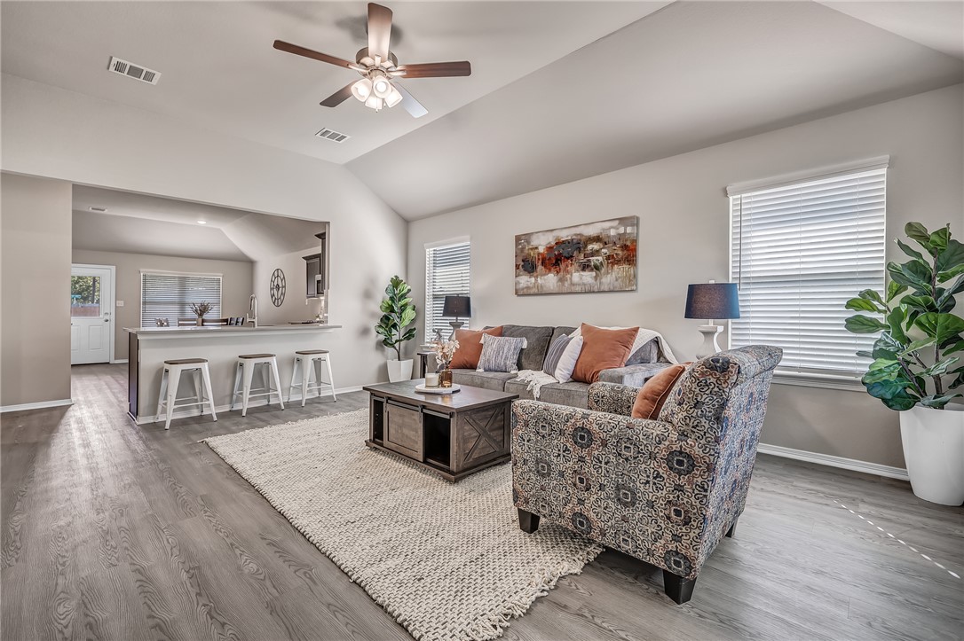 1220 High Street Navasota, TX 77868 - Photo 7 of 17 a living room with furniture and a potted plant