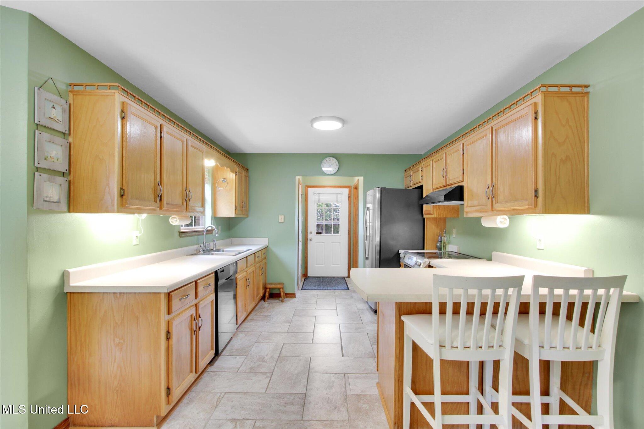 8809 Old Walnut Road Ocean Springs, MS 39564 - Photo 11 of 30 Front view of kitchen