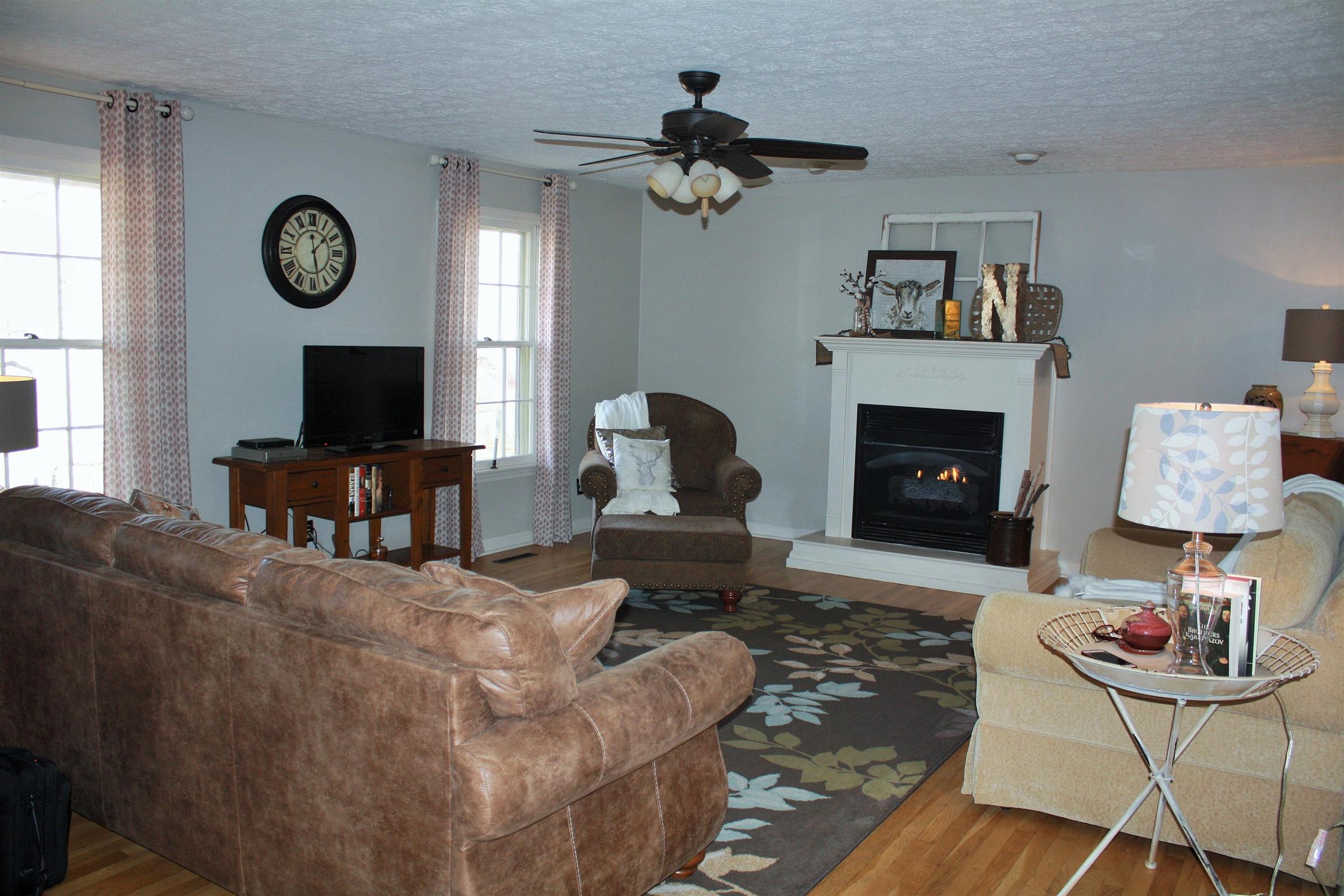 306 Lee Road Dickson, TN 37055 - Photo 13 of 29 Spacious living room with fireplace