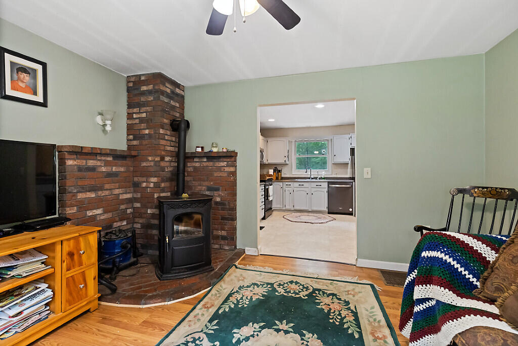 372 Wings Mills Road Mount Vernon, ME 04352 - Photo 11 of 55 Livingroom