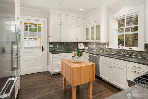 $1,999,000 | 4004 Washington Avenue, Seattle, WA 98199