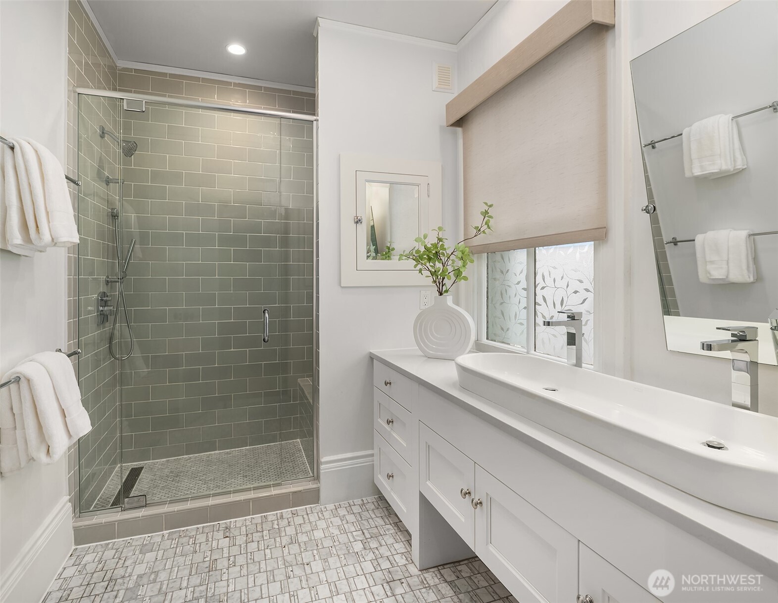 4004 Washington Avenue Seattle, WA 98199 - Photo 23 of 40