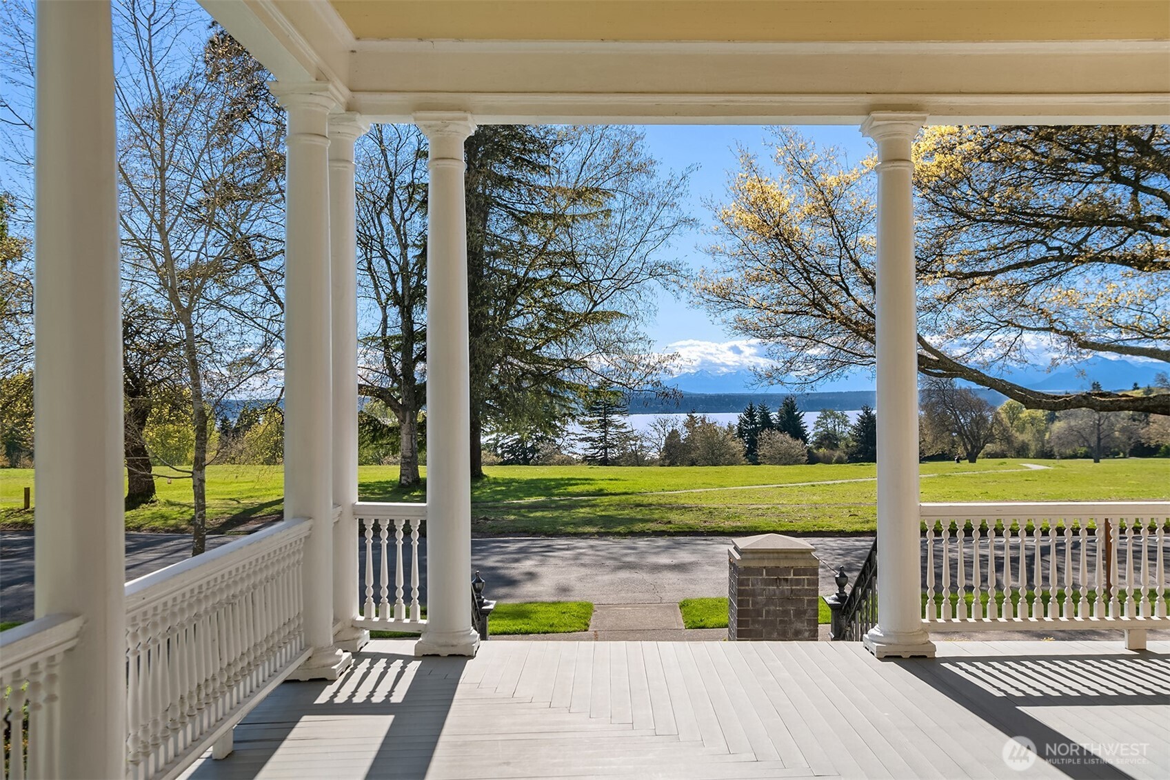 4004 Washington Avenue Seattle, WA 98199 - Photo 3 of 40