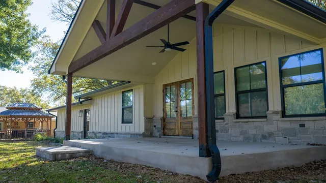 a view of a house with backyard and porch