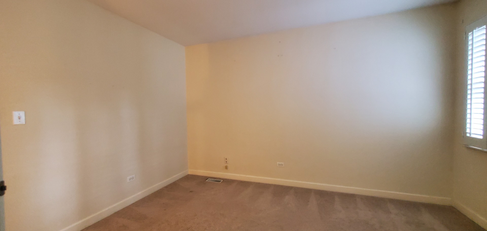 536 West Evergreen Street Wheaton, IL 60187 - Photo 20 of 27 a view of an empty room