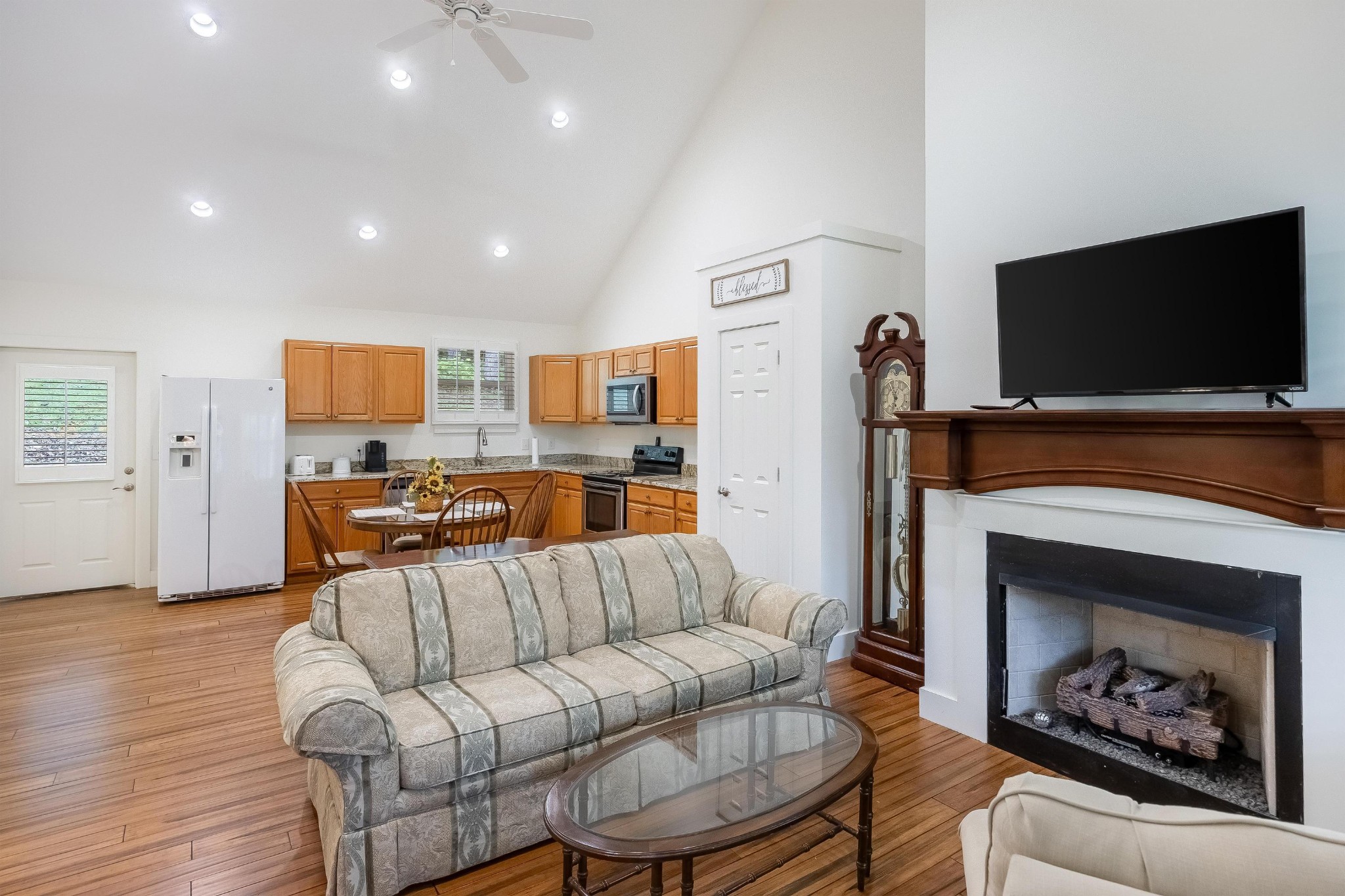 6435 Davis Hill Road Birchwood, TN 37308 - Photo 45 of 64 a living room with furniture and a flat screen tv