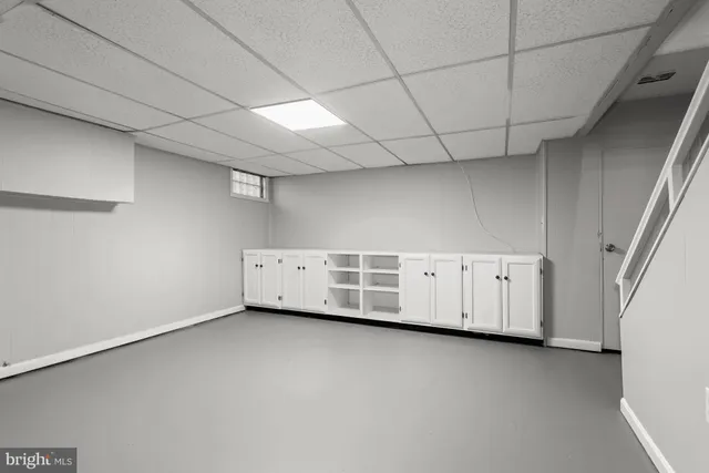 a view of a livingroom with closet