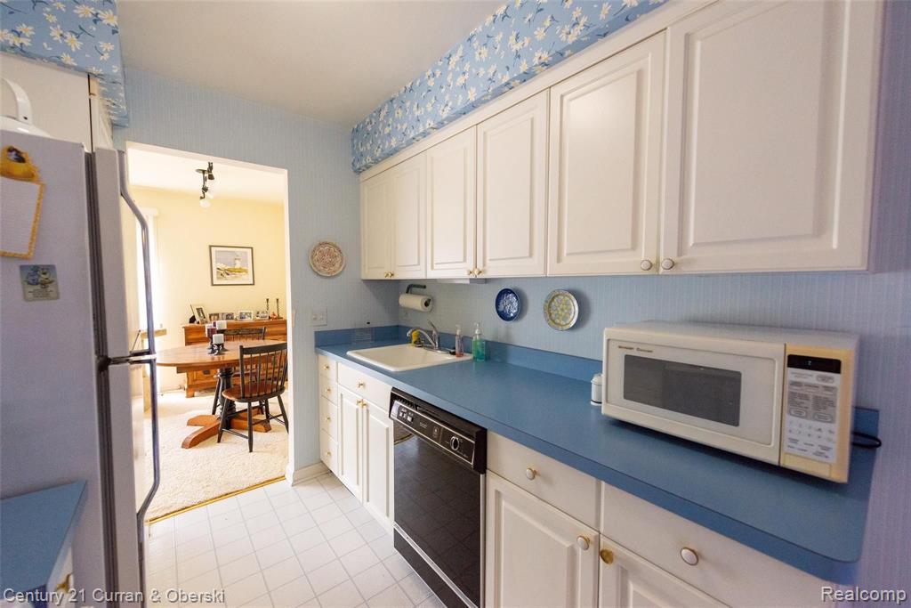 3453 Crooks Road, Unit 21 Royal Oak, MI 48073 - Photo 3 of 24
