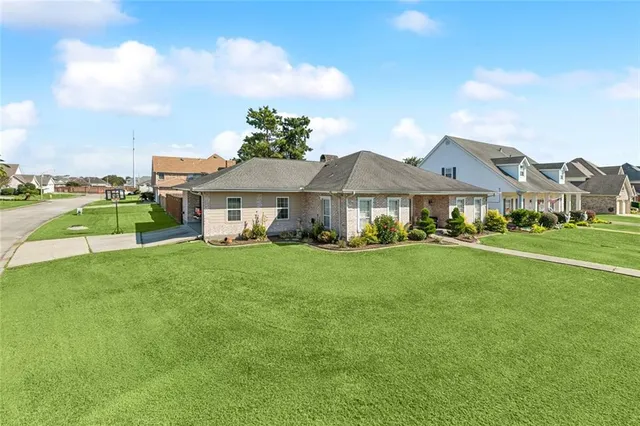 $370,000 | 1137 Lake Louise Drive, Gretna, LA 70056