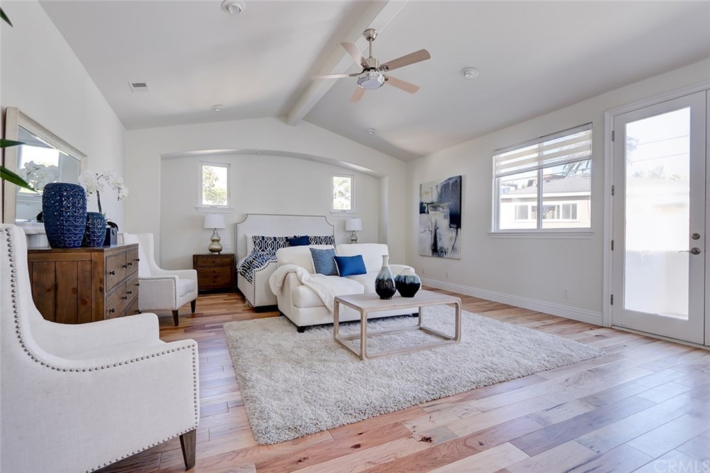 2818 North Ardmore Avenue Manhattan Beach, CA 90266 - Photo 21 of 34 a living room with furniture rug and window