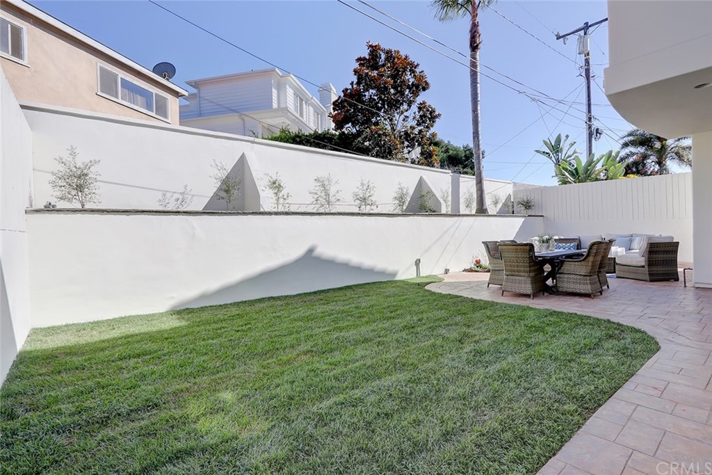 2818 North Ardmore Avenue Manhattan Beach, CA 90266 - Photo 31 of 34 a view of backyard with outdoor seating and plants