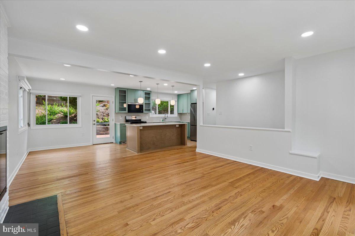6403 West Halbert Road Bethesda, MD 20817 - Photo 4 of 34 Living Room