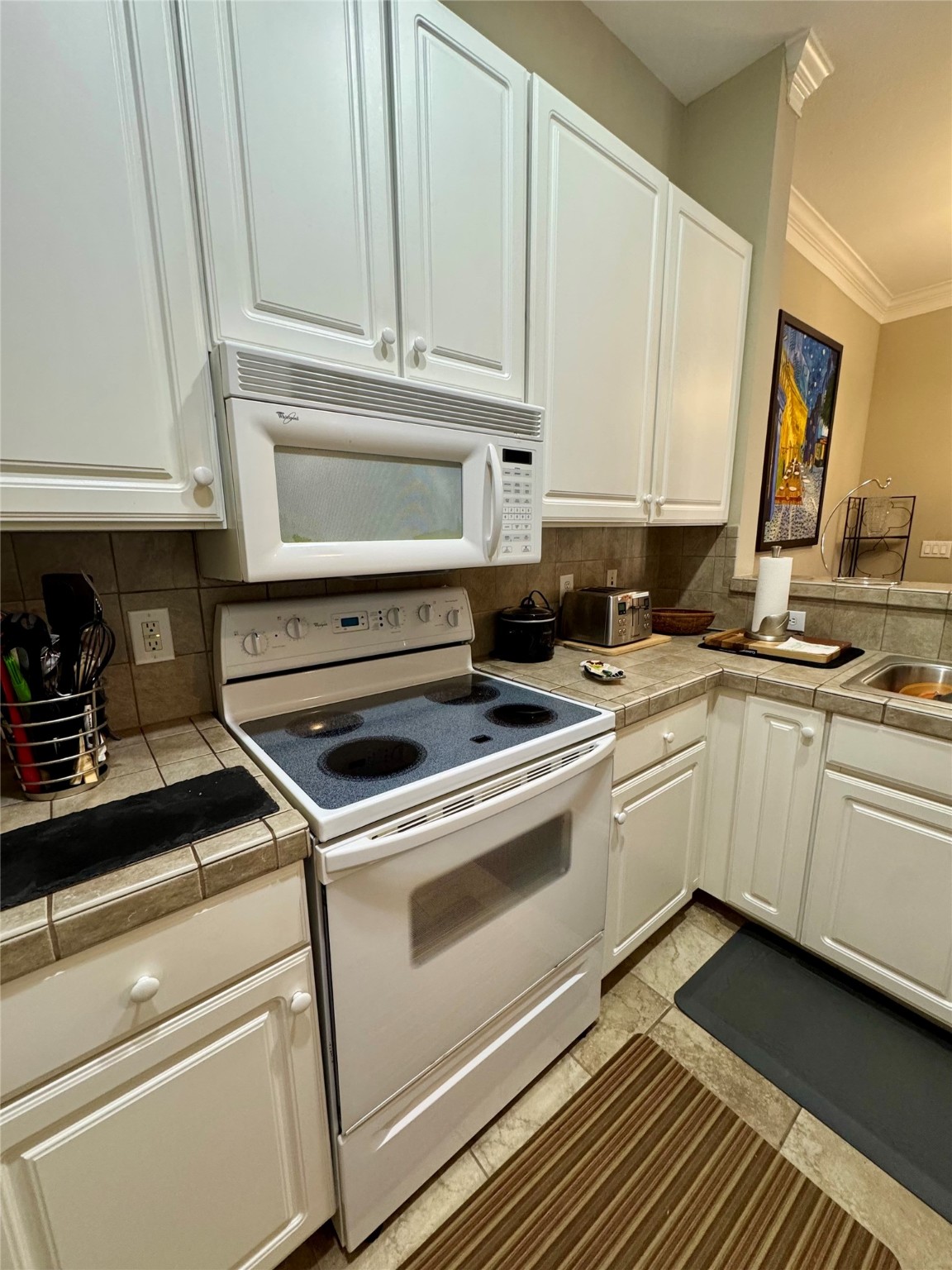 2400 McCue Road, Unit 233 Houston, TX 77056 - Photo 16 of 41 a kitchen with cabinets appliances and a counter space