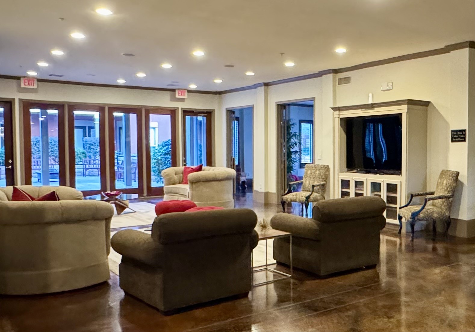 2400 McCue Road, Unit 233 Houston, TX 77056 - Photo 21 of 41 a living room with furniture and a large window
