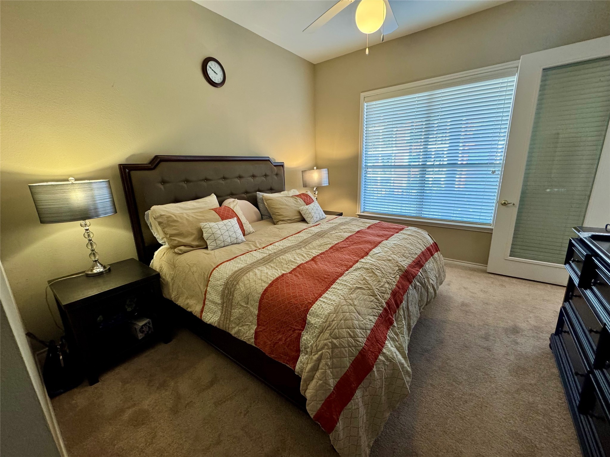 2400 McCue Road, Unit 233 Houston, TX 77056 - Photo 8 of 41 a bedroom with a bed and a lamp