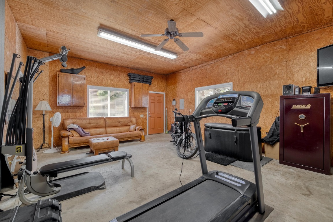 7600 Deer Run Road Leander, TX 78641 - Photo 32 of 39 a workspace with furniture