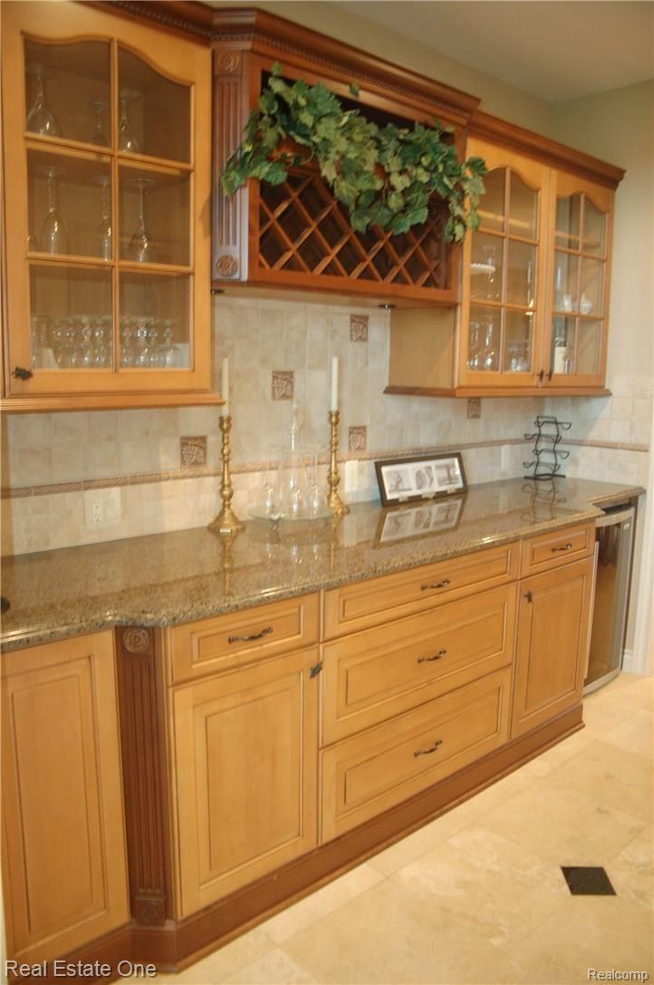 2719 Heights View Court Rochester, MI 48306 - Photo 11 of 41 butler pantry USE.JPG