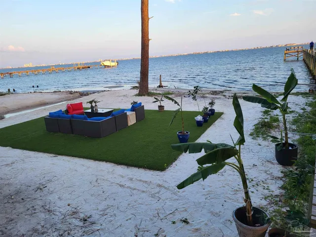 a picture of a table and chairs