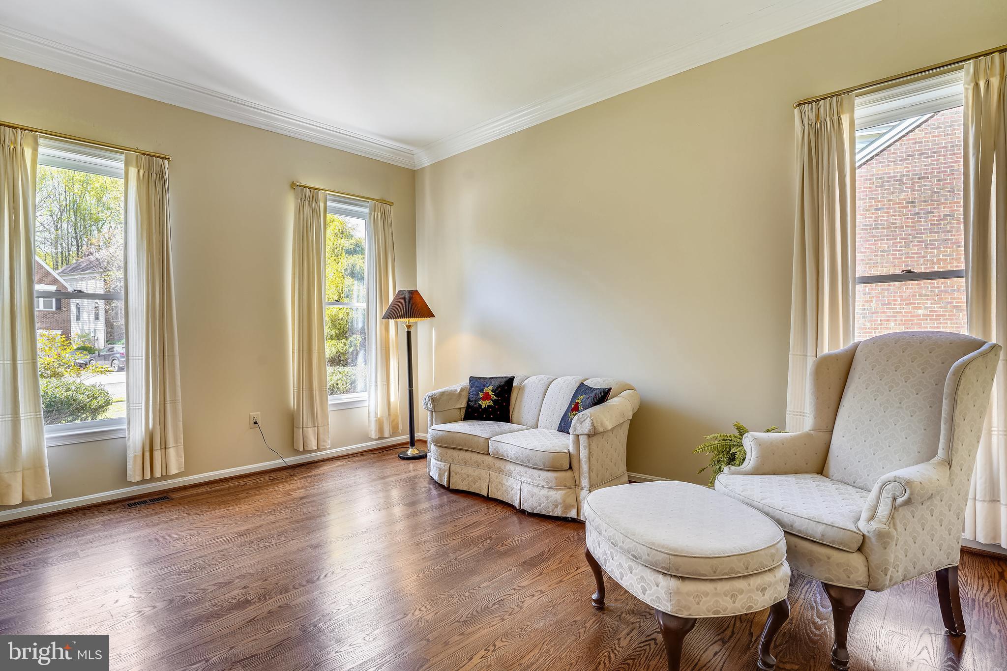 4409 Nuttall Road Fairfax, VA 22032 - Photo 11 of 80 Beautiful living room.
