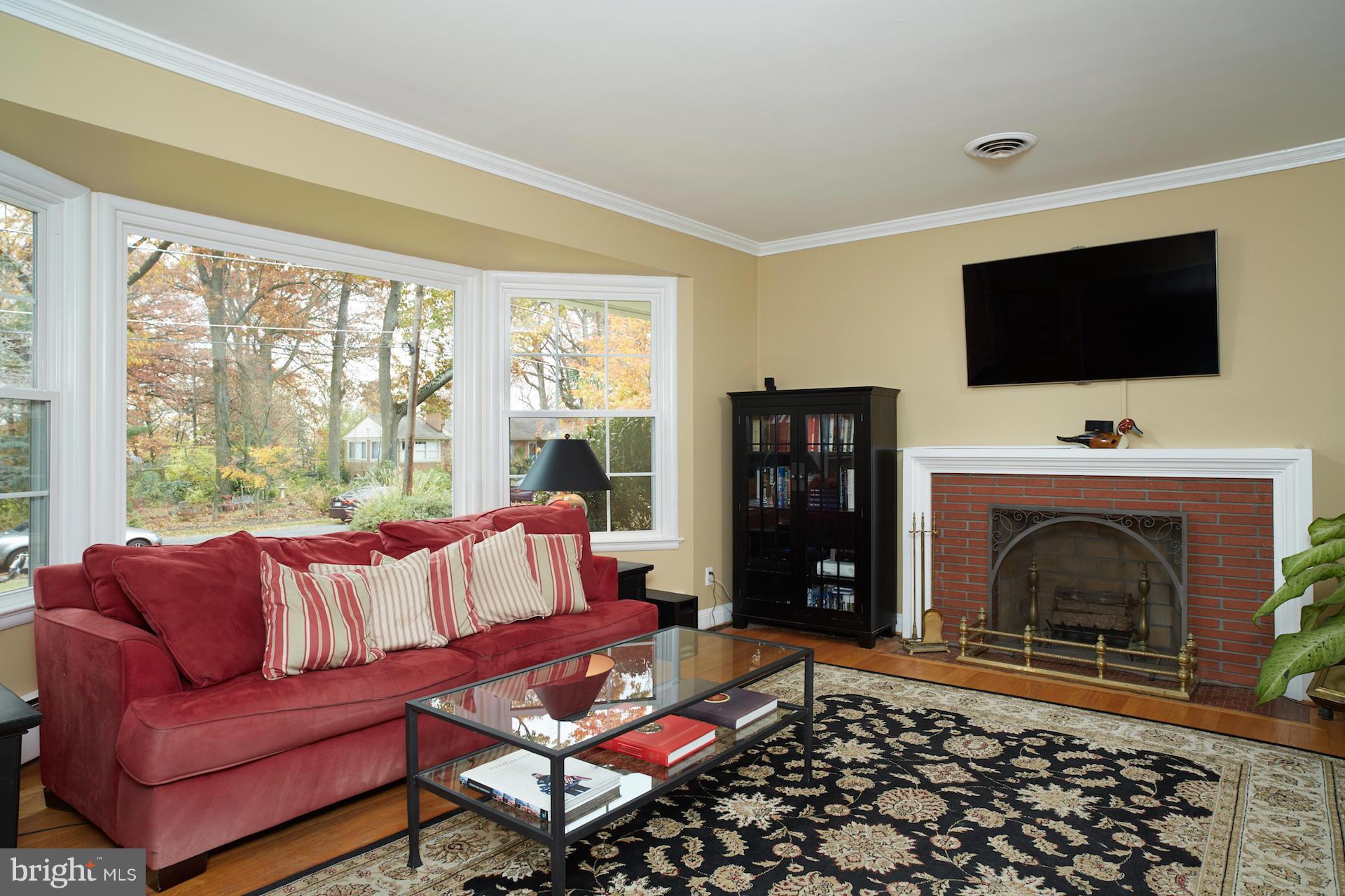 10432 Rodney Road Silver Spring, MD 20903 - Photo 3 of 26 Living Room