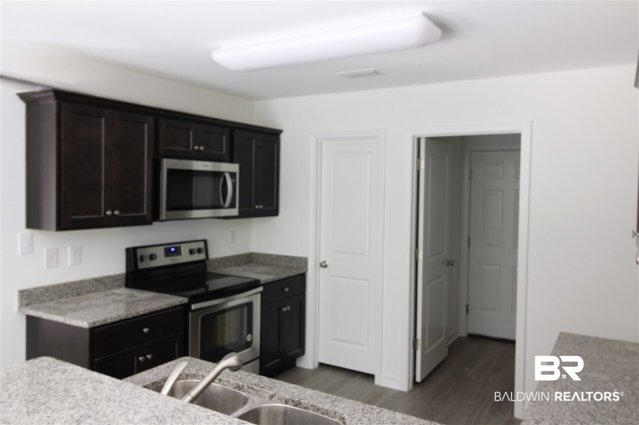 3860 Chesterfield Lane Foley, AL 36535 - Photo 4 of 13 Kitchen